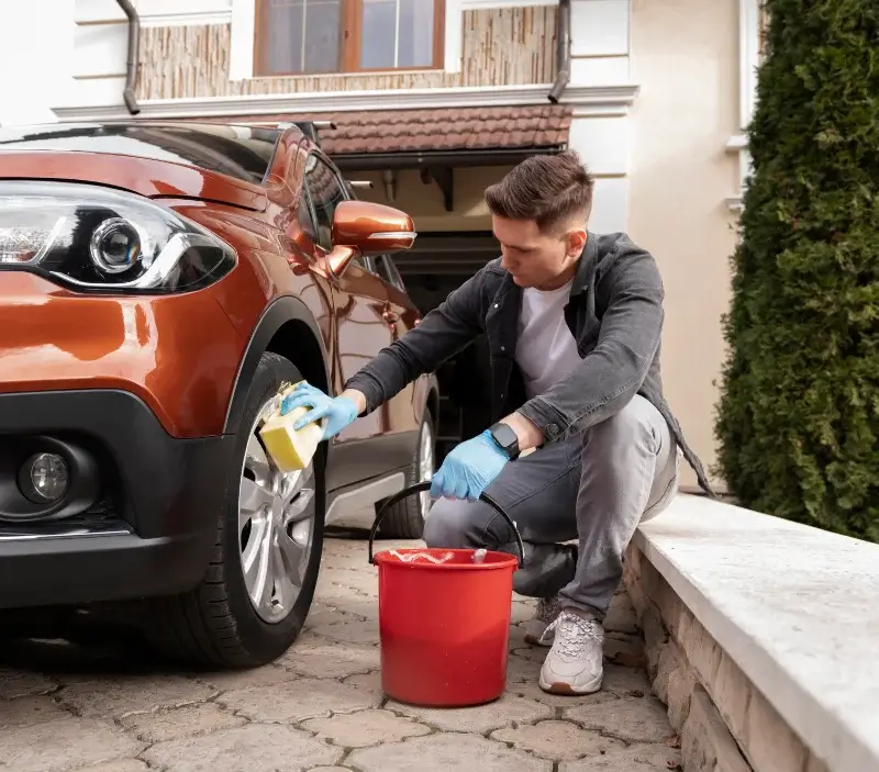 Lavage auto à domicile Saint-Pierre-Avez : professionnel intervenant sur un véhicule